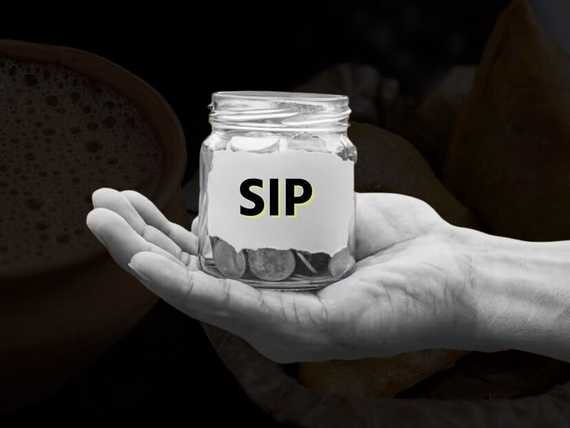 মিউচুয়াল ফান্ডের SIP-তে যদি প্রতি বছরে ১৫% হারে সুদ পাওয়া যায়, তাহলে ২০ বছরে ৬৬,৩৫,৩৬৭ টাকার ফান্ড গড়ে তোলা যেতে পারে। এতে শুধু সুদ হিসাবে পাওয়া যাবে মোট ৬৪,৩৫,৩৬৭ টাকা। মিউচুয়াল ফান্ডের SIP-তে শেয়ার বাজারের ঝুঁকি রয়েছে। কিন্তু, মিউচুয়াল ফান্ডের SIP-তে লম্বা সময়ের জন্য ভাল রিটার্নও পাওয়া যেতে পারে।