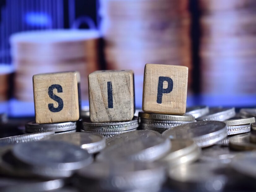 SIP-র ১০-৭-১ নীতি:১. ১০-৭-১ নীতির ১০-এর অর্থ হল - ১০ শতাংশ পতনের জন্য প্রস্তুত থাকতে হবে। বিনিয়োগ করার সময় ধরে নিতে হবে যে, মার্কেট প্রতি বছর ১০ শতাংশ করে কমে যেতে পারে। এটাই স্বাভাবিক।
২. ১০-৭-১ নীতির ৭-এর অর্থ হল -  বিনিয়োগের জন্য ৭ বছর সময় দিতেই হবে। অর্থাৎ নিজের বিনিয়োগকে কমপক্ষে ৭ বছর স্থায়ী হওয়ার জন্য সুযোগ দেওয়া আবশ্যক।
৩. ১০-৭-১ নীতির ১-এর অর্থ হল - প্রতি ১ বছর অন্তর নিজের বিনিয়োগ বাড়াতে হবে। অর্থাৎ ​​প্রত্যেক বছর রীতিমতো নিয়ম মেনে বিনিয়োগকারীদের SIP-র পরিমাণ একটু একটু করে বাড়াতে হবে।