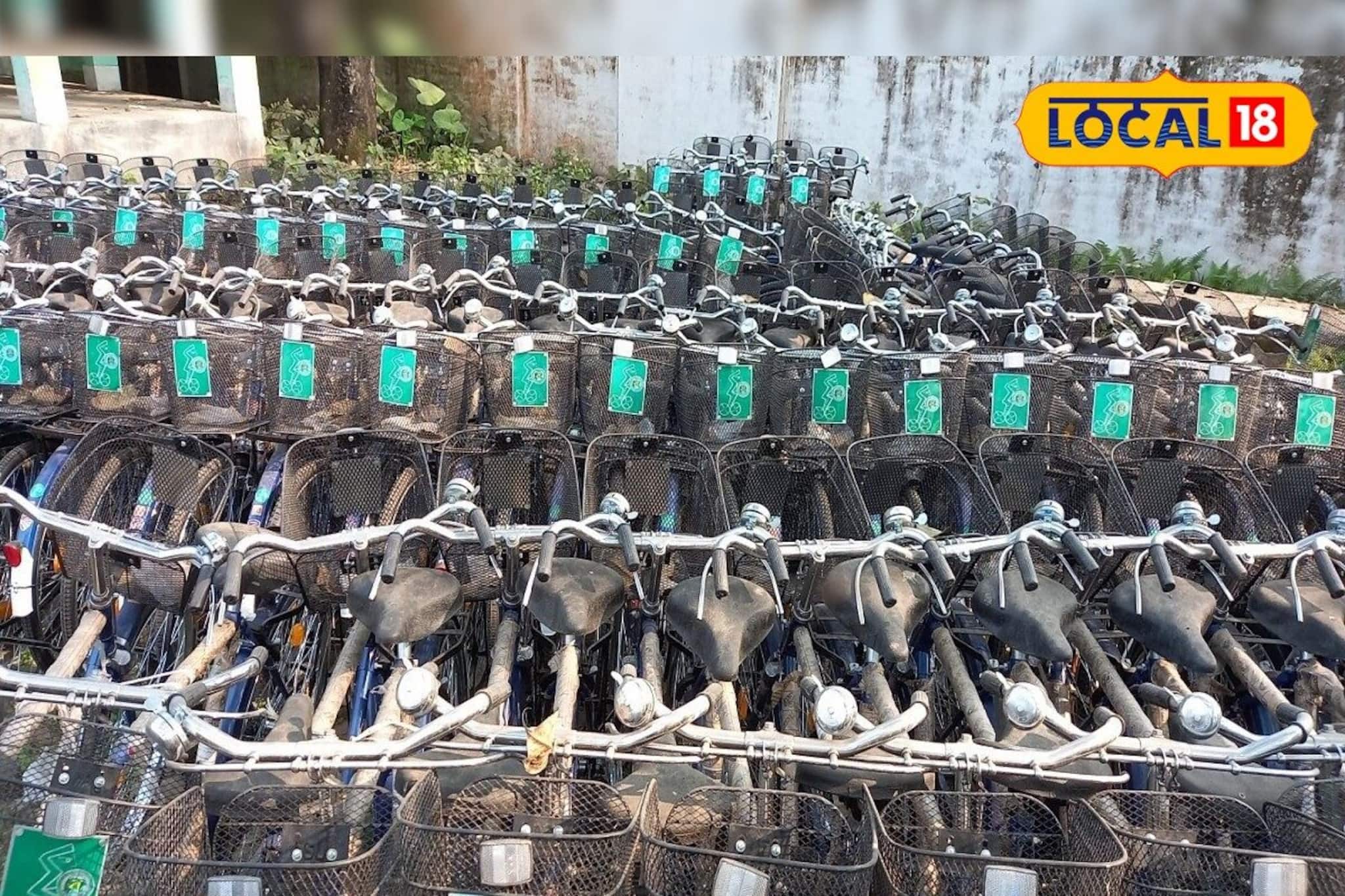 সবুজ সাথীর সাইকেল পড়ুয়াদের না দিয়ে ফেলে রাখা হয়েছে স্কুলের মাঠে!