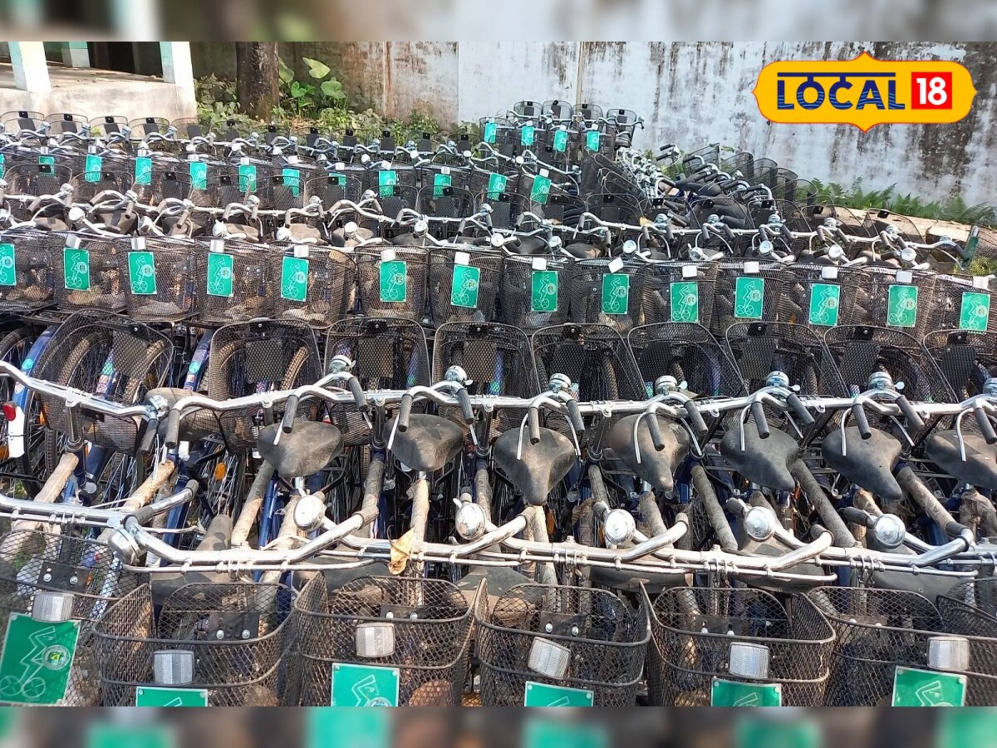 সবুজ সাথীর সাইকেল পড়ুয়াদের না দিয়ে ফেলে রাখা হয়েছে স্কুলের মাঠে!