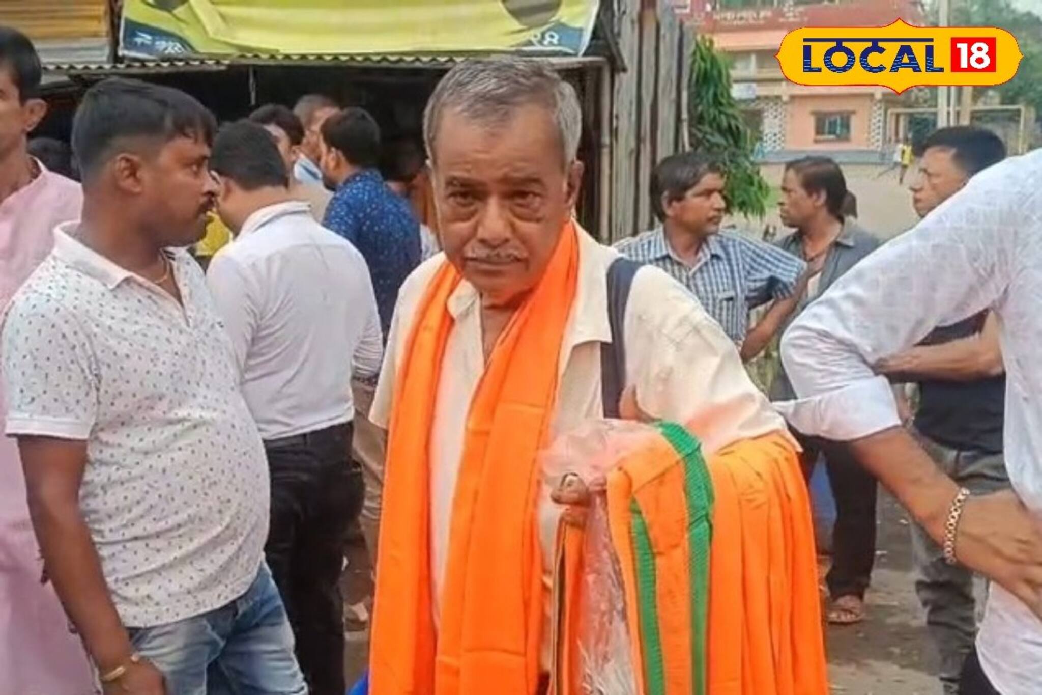 রথ দেখা সঙ্গে কলা বেচা! প্রিয় নেতার সমর্থনে এসে চুটিয়ে রোজগার!