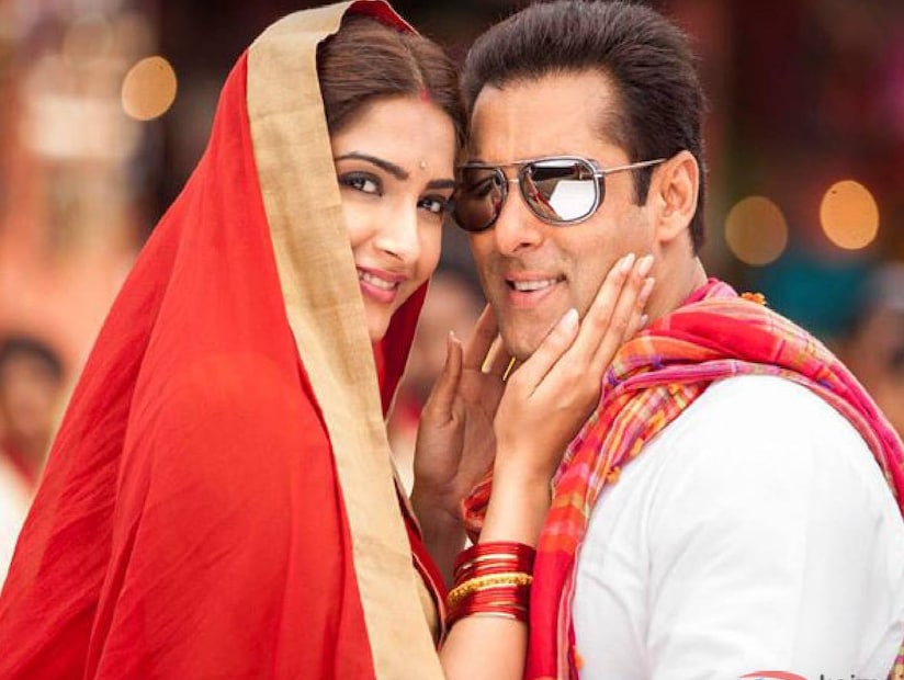 অন্যদিকে সোনম কাপুরের অবশ্য এ নিয়ে কোনও গোঁড়ামি ছিল না। অভিনেত্রীর কথায়, “বিষয়টাকে একেবারেই আজব মনে হয়নি আমার। আসলে আমি ওঁর সঙ্গে কাজ করার আনন্দ উপভোগ করেছি। তিনি আরও বলেন যে, আমি তো ওঁর সমস্ত ছবিই দেখি। আর ওঁর সঙ্গে আমার একটা পারিবারিক সম্পর্কও রয়েছে। আমি তো ওঁর বাবাকেও ভাল ভাবে চিনি।” 
