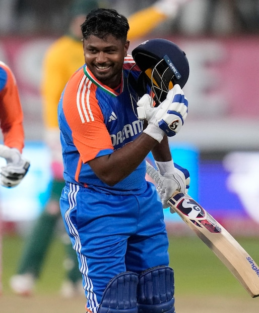 তবে গিলের বদলে সঞ্জুরই খেলার সম্ভাবনা বেশি। ওপেনিংয়ে অভিষেকের সঙ্গে সফল সঞ্জুই। উইকেট কিপার ব্যাটার হিসাবে দেখা যেতে পারে পন্থকেও, সেই ক্ষেত্রে দল থেকে বাদ যেতে পারেন জিতেশ শর্মা। 