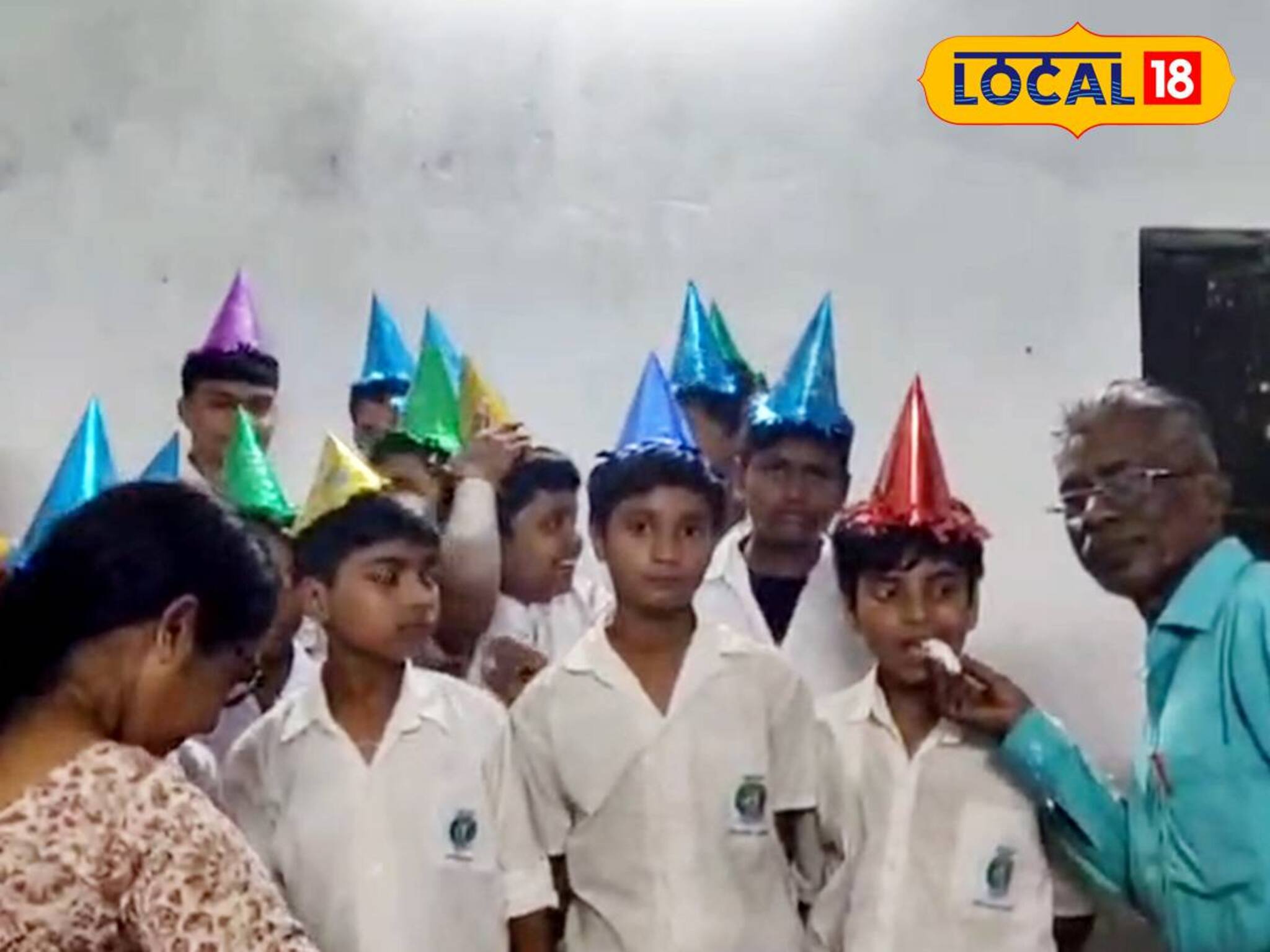 কেক কেটে পড়ুয়াদের জন্মদিন পালন, দুপুরে এলাহি ভুরিভোজ! মেনুতে...! আয়োজনে বেজায় খুশি খুদেরা