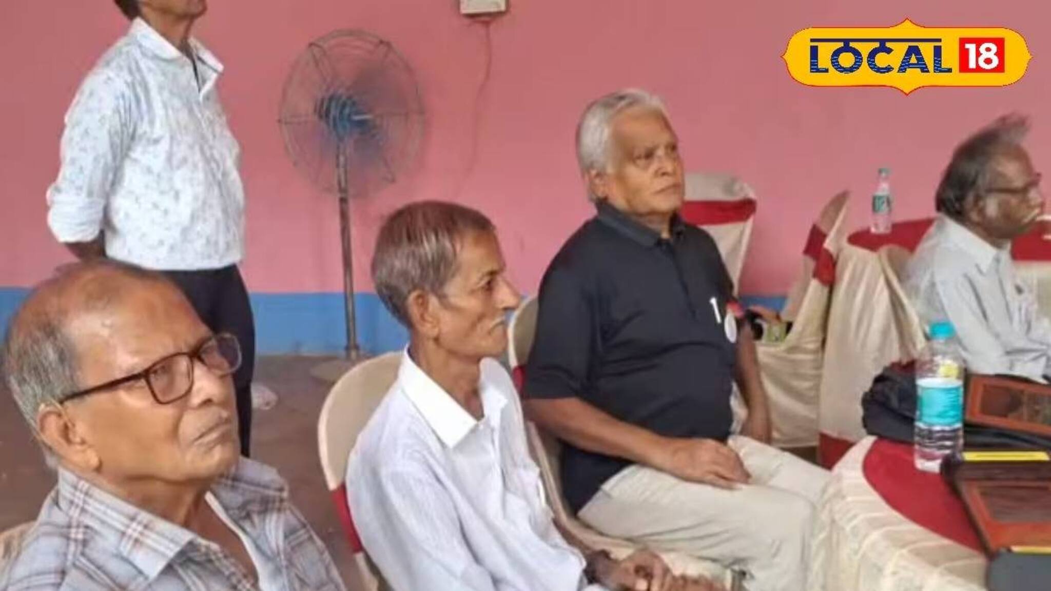 কচিকাঁচা নয়, স্কুলে পাকা চুলের ব্যক্তিদের ভিড়! নদিয়ার বিদ্যালয়ে হচ্ছেটা কী?