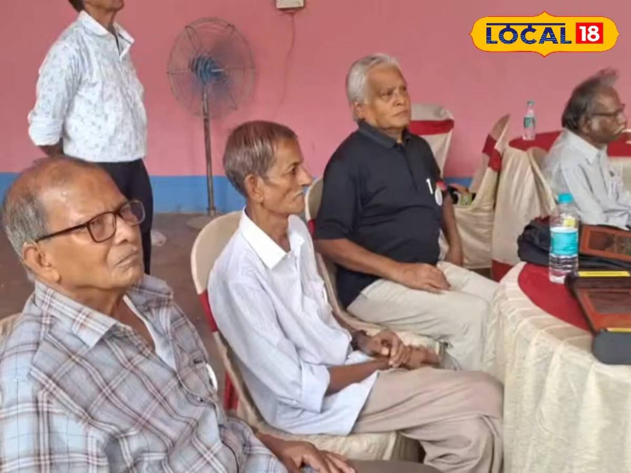 কচিকাঁচা নয়, স্কুলে পাকা চুলের ব্যক্তিদের ভিড়! নদিয়ার বিদ্যালয়ে হচ্ছেটা কী?