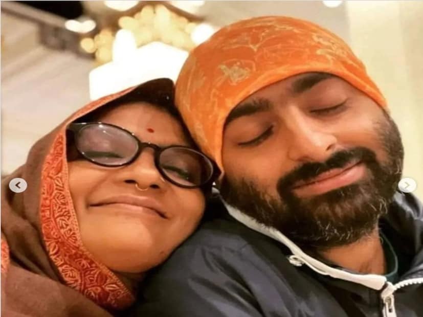 আনুষ্ঠানিক ঘোষণা না করলেও কানাঘুষো, গায়কের হিন্দি ছবির নাম ‘ভয়’। আর সেই ছবিতেই নাকি একফ্রেমে ধরা দেবেন নওয়াজউদ্দিন, পঙ্কজ ত্রিপাঠী! Image: Instagram