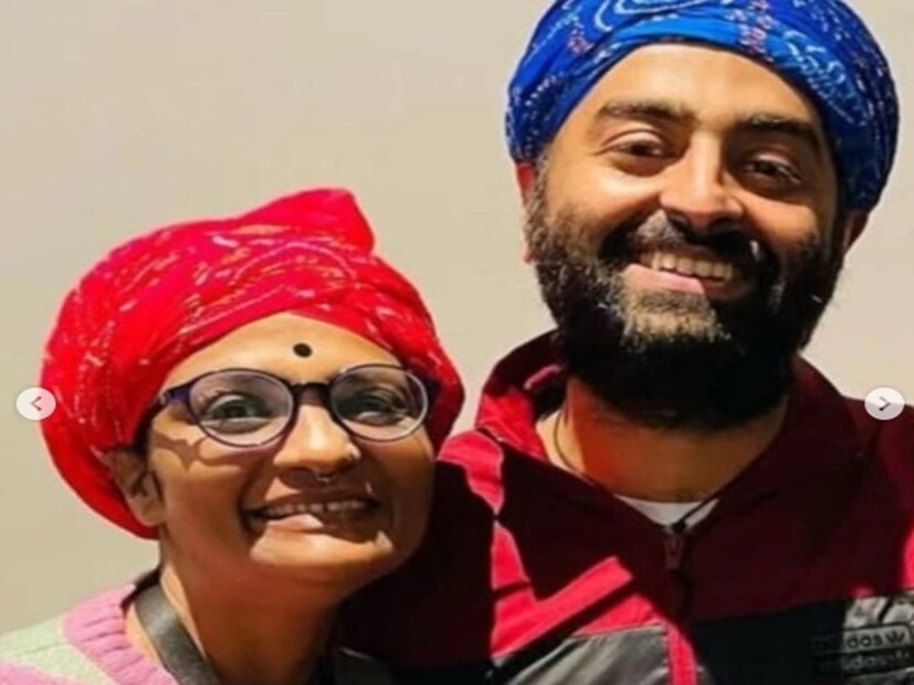 গায়ক এবার পরিচালকের আসনে। অরিজিৎ সিং সিনেমা তৈরি করছেন, সেট পড়েছে শান্তিনিকেতনে। 
Image: Instagram