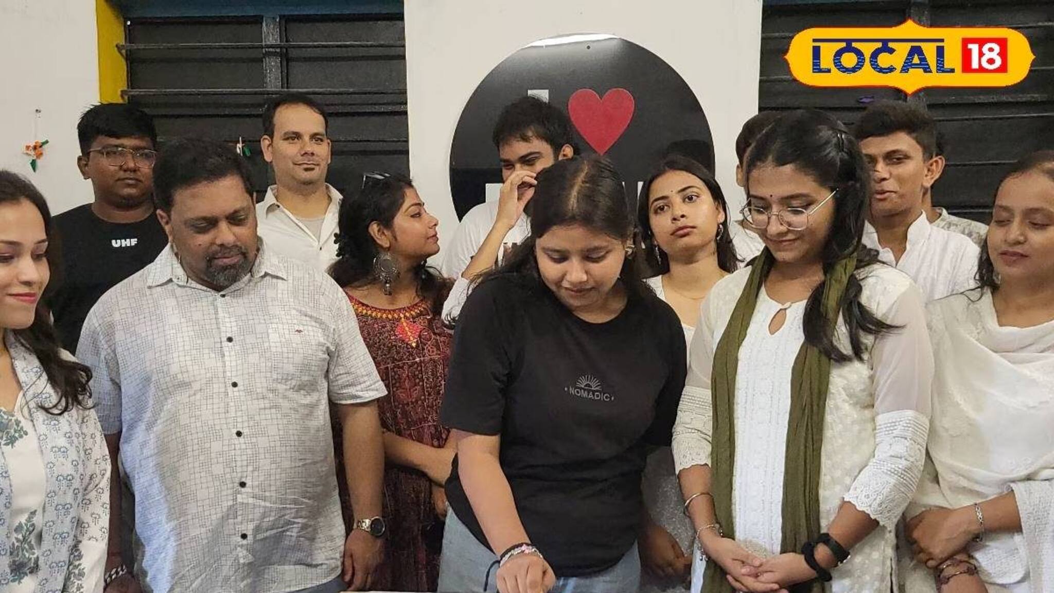 দুঃস্থ শিশুদের মুখে ফুটল হাসি! অভিনব কায়দায় SRK CFC ফ্যান ক্লাবের ১২ বছর উদযাপন