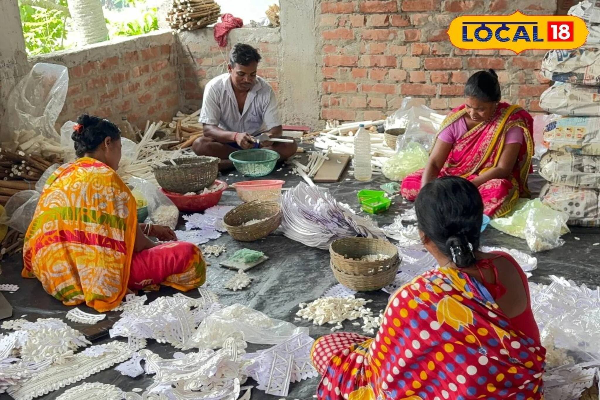 দেবীর হাতে দেবীর সাজ! এই গ্রামের মহিলাদের কাজ দেখলে হাঁ হয়ে যাবেন