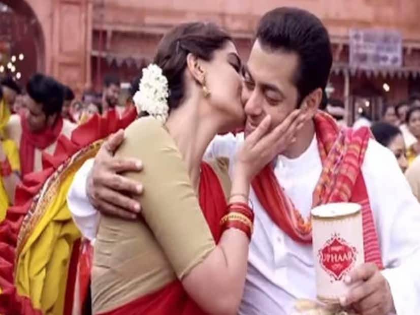 বছর দশেক আগে ২০১৫ সালে মুক্তিপ্রাপ্ত ‘প্রেম রতন ধন পায়ো’ ছবিতে একসঙ্গে জুটি বাঁধতে দেখা গিয়েছিল সোনম কাপুর এবং সলমন খানকে। একটি সাক্ষাৎকারে সলমনের সঙ্গে অভিনয়ের অভিজ্ঞতা তুলে ধরেছিলেন সোনম। আর তাঁর করা চরিত্রটির কারণে যেসব চ্যালেঞ্জ সামনে এসেছিল, সেই বিষয়গুলিও উত্থাপন করেছিলেন অভিনেত্রী। আসলে সোনম কাপুরের বাবা তথা অভিনেতা অনিল কাপুরের দীর্ঘদিনের বন্ধু সলমন। আর বাবার বন্ধুর সঙ্গে পর্দায় জুটি বেঁধে অভিনয় করার জন্যই বেশ চ্যালেঞ্জের মুখে পড়তে হয়েছিল অভিনেত্রীকে। 