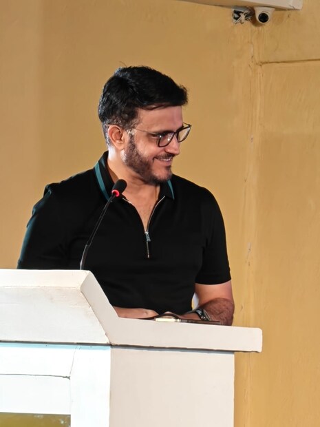 বন্যা বিধ্বস্ত মানুষদের পাশে দাঁড়িয়ে ত্রাণ সামগ্রী পাঠালেন প্রাক্তন ভারত অধিনায়ক। প্রায় ২২ হাজার পরিবারের জন্য প্রয়োজনীয় খাদ্য সামগ্রী পাঠালেন মহারাজ।
