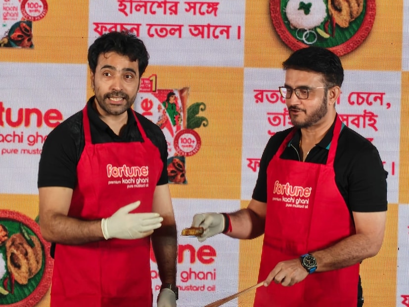 সেই অনুষ্ঠান মঞ্চে দাঁড়িয়ে নিজের ছোটবেলার স্মৃতিচারণ করলেন বাংলার গর্ব সৌরভ গঙ্গোপাধ্যায়। জানান যে, ছোটবেলায় যখন পড়াশোনা করতেন, তখন বাড়িতে মায়ের ইলিশ রান্নার গন্ধ ভেসে আসত। ফলে বারবার খিদে পেয়ে যেত তাঁর। আর ইলিশের গন্ধ নাকে এলেই কটা খাবেন এবং তেল দিয়ে কতটা ভাত খাবেন, সেটা সঙ্গে সঙ্গে হিসেব করে নিতেন। 