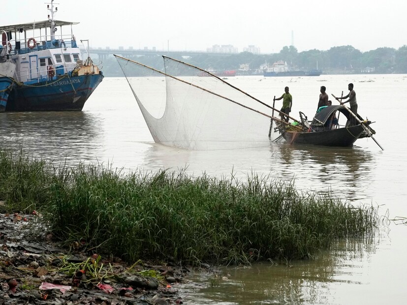 কলকাতা-সহ দক্ষিণের বেশির ভাগ জেলায় আগামী শনিবার পর্যন্ত ঝড়বৃষ্টির জন্য হলুদ সতর্কতা জারি করা হয়েছে। কোনও কোনও জেলায় ভারী বৃষ্টির পূর্বাভাস রয়েছে। আজ, বুধবার কলকাতা, হাওড়া, হুগলি, উত্তর ও দক্ষিণ ২৪ পরগনা, পূর্ব ও পশ্চিম মেদিনীপুর, ঝাড়গ্রাম, বাঁকুড়া, পূর্ব বর্ধমান, মুর্শিদাবাদ, নদিয়ায় বিক্ষিপ্ত ভাবে হালকা থেকে মাঝারি বৃষ্টির সঙ্গে ঘণ্টায় ৩০ থেকে ৪০ কিলোমিটার প্রতি ঘণ্টা গতিতে ঝোড়ো দমকা হাওয়া বইতে পারে। ওই জেলাগুলিতে হলুদ সতর্কতা জারি করা হয়েছে। বৃহস্পতিবার পর্যন্ত উত্তরবঙ্গের আট জেলাতেই ঝড়-বৃষ্টির জন্য হলুদ সতর্কতা জারি করা হয়েছে। আজ জলপাইগুড়ি, কালিম্পং, আলিপুরদুয়ারে হতে পারে ভারী বৃষ্টি। এর মধ্যে জলপাইগুড়িতে আগামী শুক্রবার পর্যন্ত ভারী বৃষ্টির পূর্বাভাস রয়েছে।