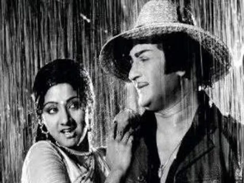 প্রসঙ্গত নিজের মা-বাবার কারণেই ফিল্ম ইন্ডাস্ট্রিতে জায়গা করে নিতে পেরেছেন শ্রীদেবীর দুই সন্তান জাহ্নবী এবং খুশি। একবার জাহ্নবীর বলেছিলেন যে, শৈশবে মায়ের বেঁধে দেওয়া কড়া নিয়মে বেড়ে উঠেছেন তিনি এবং তাঁর বোন। 