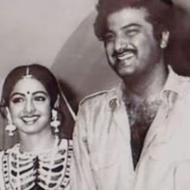 বিখ্যাত ওই প্রযোজক দাবি করেছিলেন যে, বিয়ের আগে কখনওই অন্তঃসত্ত্বা হয়ে পড়েননি শ্রীদেবী। শিরডিতে গোপনে বিয়ে সেরেছিলেন তাঁরা। সেদিনই তাঁরা মধুচন্দ্রিমায় বেরিয়ে পড়েছিলেন। যার জেরে দ্রুত গর্ভবতী হয়ে পড়েছিলেন অভিনেত্রী। বনি যেহেতু আগে থেকেই বিবাহিত ছিলেন, তাই দ্বিতীয় বিয়ের কথা ঘোষণা করতে মাস ছ’য়েক অপেক্ষা করেছিলেন। এক ইউটিউবারের সঙ্গে আলাপচারিতায় বনি দাবি করেছিলেন যে, “শ্রীদেবী খুবই ধার্মিক প্রকৃতির ছিলেন। ফলে অন্তঃসত্ত্বা অবস্থায় বিয়ে করতে রাজি হতেন না তিনি। সেই কারণে গোপন বিয়ের পরে আর কোনও বিয়ের অনুষ্ঠান করতে চাননি অভিনেত্রী।”
