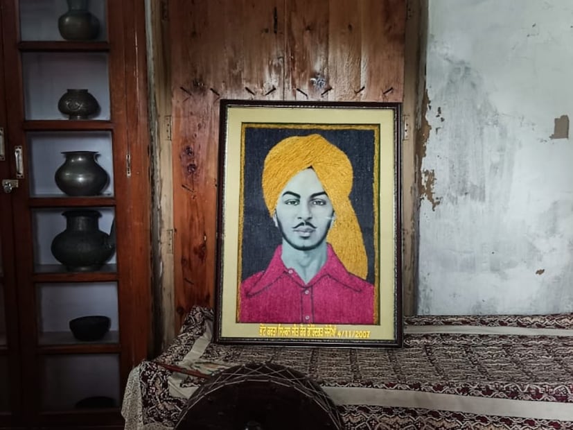 শুক্রবার স্বাধীনতা দিবসে ভগৎ সিং-এর বাড়িতে গিয়ে তাঁর মূর্তিতে মাল্যদান করেন সৃজন ভট্টাচার্য সহ অন্যান্য নেতৃত্ব। ঘুরে দেখেন ভগৎ সিং-এর পুরো বাড়ি। ইতিহাসের স্মৃতি চারণা করেন সৃজন ভট্টাচার্যরা।