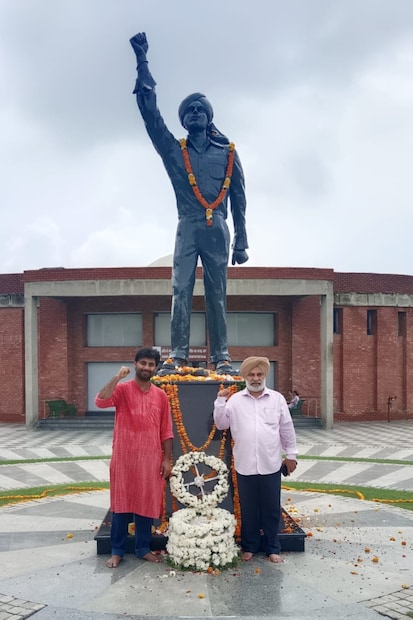 ভগৎ সিং কেবল স্বাধীনতা সংগ্রামীই ছিলেন না, তিনি একজন সমাজতন্ত্রী বিপ্লবী ছিলেন। ভারতকে ব্রিটিশ শাসন থেকে মুক্ত করাই শুধু নয়, তাঁর স্বপ্ন ছিল ভারতের মাটিতে শ্রমিক-কৃষকের সরকার কায়েম করা। সেই লক্ষ্যে মৃত্যুবরণ করতেও দ্বিতীয়বার ভাবেননি ভগৎ সিং।
