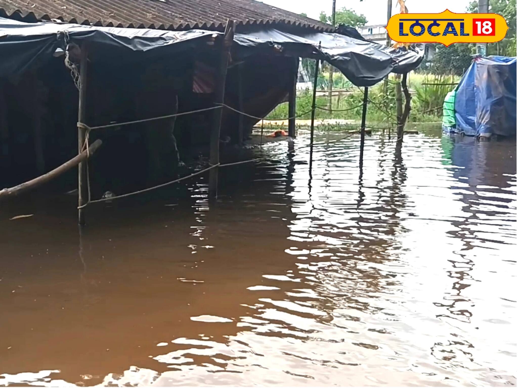 রাস্তাঘাট, চাষের জমি ছাপিয়ে ঘরের ভিতর জল...! সুবর্ণরেখার করাল গ্রাসে 'এই' গ্রাম