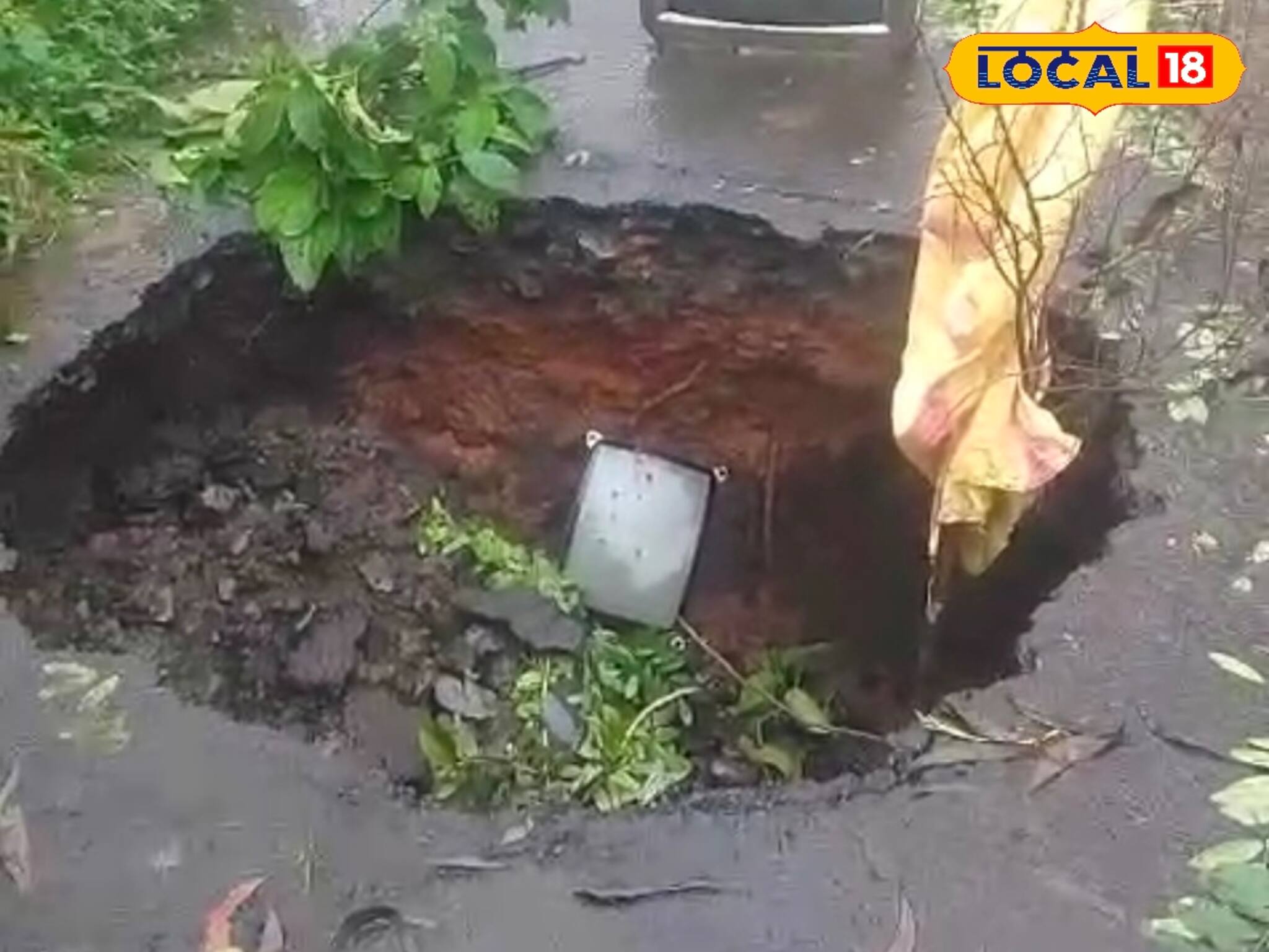 প্রবল বৃষ্টিতে হঠাৎ... সাতসকালে সাংঘাতিক দৃশ্য!