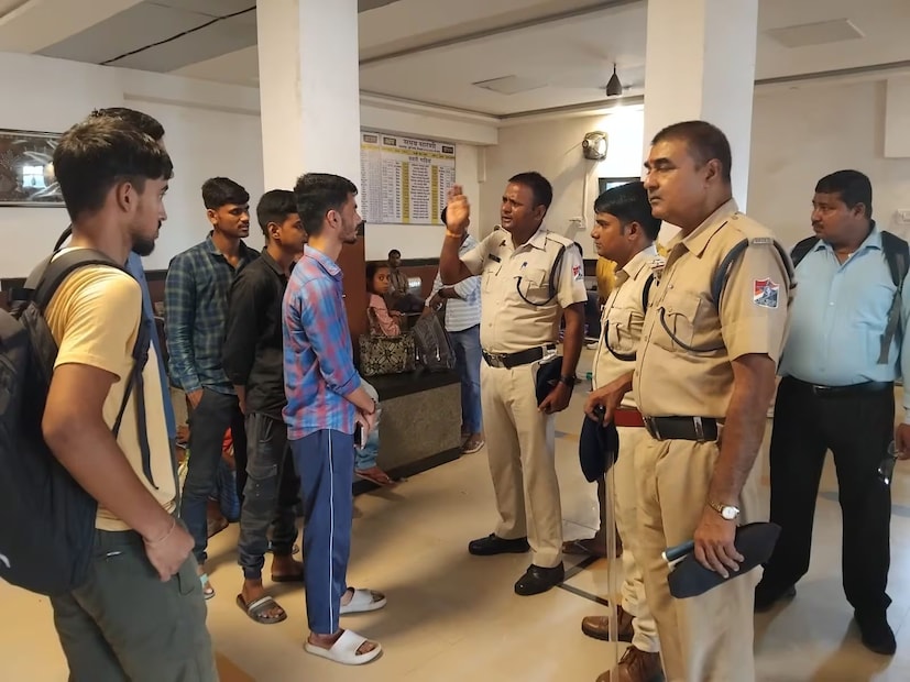 প্রসঙ্গত, পূর্ব রেলের মালদহ ডিভিশন যাত্রীদের জন্য একটি নিরাপদ ভ্রমণ পরিবেশ তৈরি করতে এবং রেল ও জনসাধারণের মধ্যে পারস্পরিক সম্পর্ক আরও জোরদার করতে নিয়মিতভাবে এই ধরনের সচেতনতামূলক অভিযান পরিচালনা করে চলেছে যা অত্যন্ত তাৎপর্যপূর্ণ।