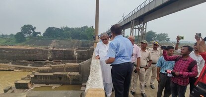 * তিলপাড়া ব্যারেজ সংষ্কারের কাজ দেখলেন সেচ মন্ত্রী 