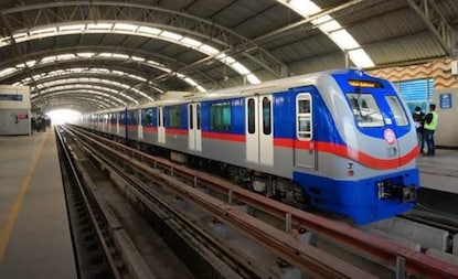 Kolkata Metro: রাত পোহালেই স্বাধীনতা দিবস, ১৫ অগাস্ট কম চলবে মেট্রো, শেষ পরিষেবা কখন? রাস্তায় বেরিয়ে ভোগান্তির আগে জানুন সময়সূচী Kolkata Metro: রাত পোহালেই স্বাধীনতা দিবস, ১৫ অগাস্ট কম চলবে মেট্রো, শেষ পরিষেবা কখন? রাস্তায় বেরিয়ে ভোগান্তির আগে জানুন সময়সূচী