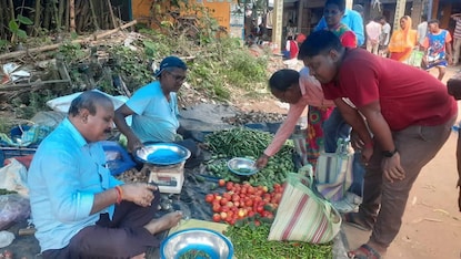 Bardhaman: সাধারণ পোশাক, খালি পা…গ্রামের হাটে সবজি বিক্রি করছিলেন তিনি, তাঁর পরিচয় জানলে চমকে উঠবেন