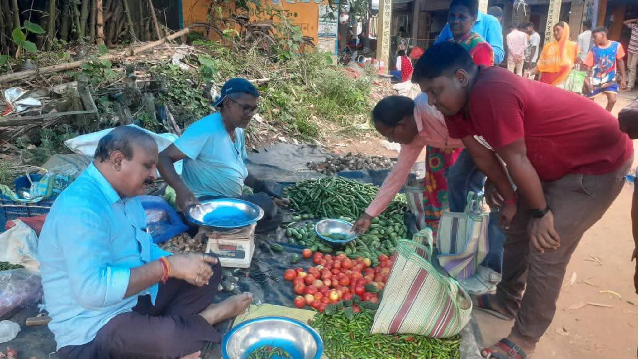 সাধারণ পোশাক, খালি পা...গ্রামের হাটে সবজি বিক্রি করছিলেন তিনি, তাঁর পরিচয় জানলে চমকে উঠবেন
