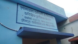 দুবেলা গুড়মুড়ি আর এক তরকারি ভাত!প্রধান শিক্ষককে স্কুলে তালাবন্ধ করে রাখলেন অভিভাবকরা