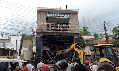 বিবেকানন্দের মূর্তি সরিয়ে বিরিয়ানির দোকান খুলেছিল ক্লাব! তিনতলা বিল্ডিং ভাঙলো পুরসভা