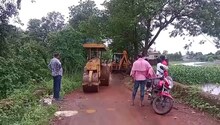 দীর্ঘদিন বেহাল রাস্তা, বলে বলেও কোনও কাজ হচ্ছিল না! রেগে গেলেন বাসিন্দারা... তারপরে...