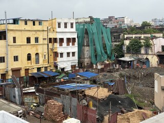 * একদিকে উদ্বোধন, অন্যদিকে অবস্থান