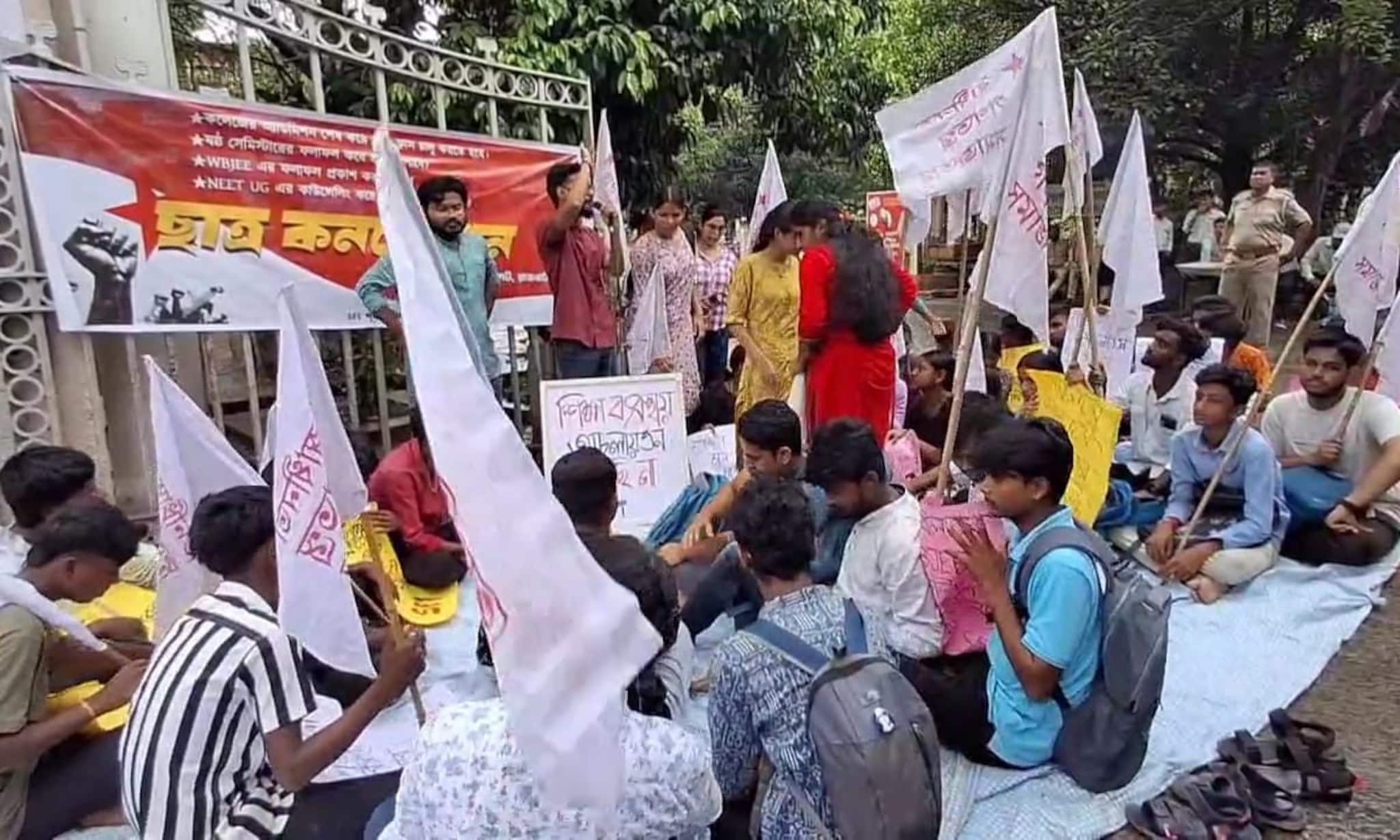Burdwan University: সমাবর্তনের পরই বিক্ষোভ বর্ধমান বিশ্ববিদ্যালয়ের রাজবাড়ি ক্যাম্পাসে,কী দাবি পড়ুয়াদের?