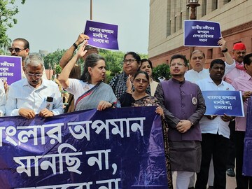 * সংসদ অধিবেশনে নজর কাড়লেন তৃণমূল কংগ্রেস সাংসদরা