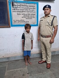 স্টেশনে জড়সড় ছোট্ট ছেলে আর মেয়েটা, ' মা-বাবা কোথায়?'... ফুপিয়ে কেঁদে ফেলল একরত্তি...