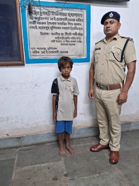 ফের কুর্ণিশ ভারতীয় রেলওয়ের আরপিএফ বাহিনীকে। রেলওয়ের 'অপারেশন নানহে ফরিস্তে'-এর অধীনে শিশুদের উদ্ধার। পূর্ব রেলওয়ের সুরক্ষা বাহিনী (RPF) কর্মকর্তারা গত সপ্তাহের শেষে 'অপারেশন নানহে ফরিস্তে'-এর অধীনে দুটি নাবালক শিশুকে উদ্ধার করেছেন। হাওড়া এবং মালদহ বিভাগের নলহাটি এবং বড়পলাসী রেলওয়ে স্টেশন থেকে একটি ছেলে এবং মেয়েকে উদ্ধার করা হয়েছে। ফের কুর্ণিশ ভারতীয় রেলওয়ের আরপিএফ বাহিনীকে। রেলওয়ের 'অপারেশন নানহে ফরিস্তে'-এর অধীনে শিশুদের উদ্ধার। পূর্ব রেলওয়ের সুরক্ষা বাহিনী (RPF) কর্মকর্তারা গত সপ্তাহের শেষে 'অপারেশন নানহে ফরিস্তে'-এর অধীনে দুটি নাবালক শিশুকে উদ্ধার করেছেন। হাওড়া এবং মালদহ বিভাগের নলহাটি এবং বড়পলাসী রেলওয়ে স্টেশন থেকে একটি ছেলে এবং মেয়েকে উদ্ধার করা হয়েছে।