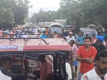 সপ্তাহের প্রথম দিনে রাজ্য সড়ক অবরোধ করলেন বাসিন্দারা, কী দাবি তাঁদের?