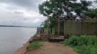 আতঙ্কে বাসিন্দারা,বিঘের পর বিঘে জমি দামোদরের গ্রাসে