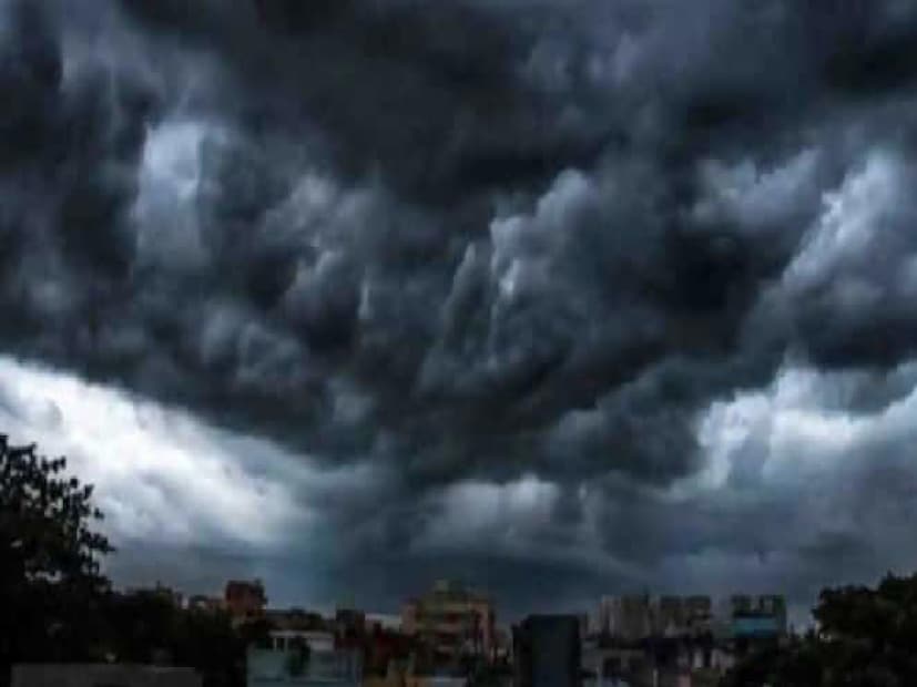 কলকাতা: আগামী দু ঘণ্টায় বজ্র-বিদ্যুৎ সহ ঝড়-বৃষ্টির সতর্কতা। রাজ্যের এক জেলায় বজ্রবিদ্যুৎ সহ বৃষ্টির সতর্কতা। কলকাতা জেলাতে ঝড়-বৃষ্টির পূর্বাভাস। বজ্রবিদ্যুৎসহ হালকা থেকে মাঝারি বৃষ্টির সম্ভাবনা। বৃষ্টির সঙ্গে দমকা ঝোড়ো বাতাস। ৩০ থেকে ৪০ কিলোমিটার গতিতে বইতে পারে বাতাস। আলিপুর আবহাওয়া দফতরের সতর্কবার্তা। Photo- Representative 