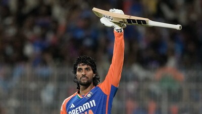 চোট কাটিয়ে দলে ফিরছেন তিলক বর্মা। বেঙ্গালুরু BCCI Centre of Excellence (CoE)-এর থেকে ছাড়পত্র দেওয়া পেলেই বিশ্বকাপে খেলতে বাধা নেই তিলকের। 