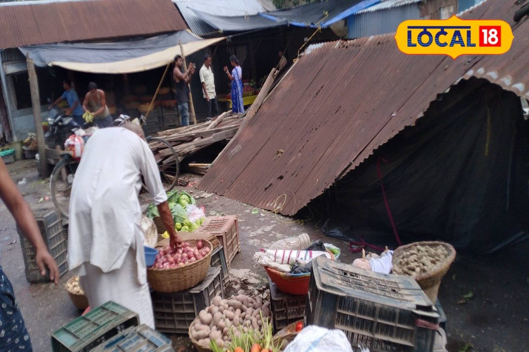 ভরা বাজারে সাংঘাতিক কাণ্ড! হুড়মুড়িয়ে ভেঙে পড়ল...