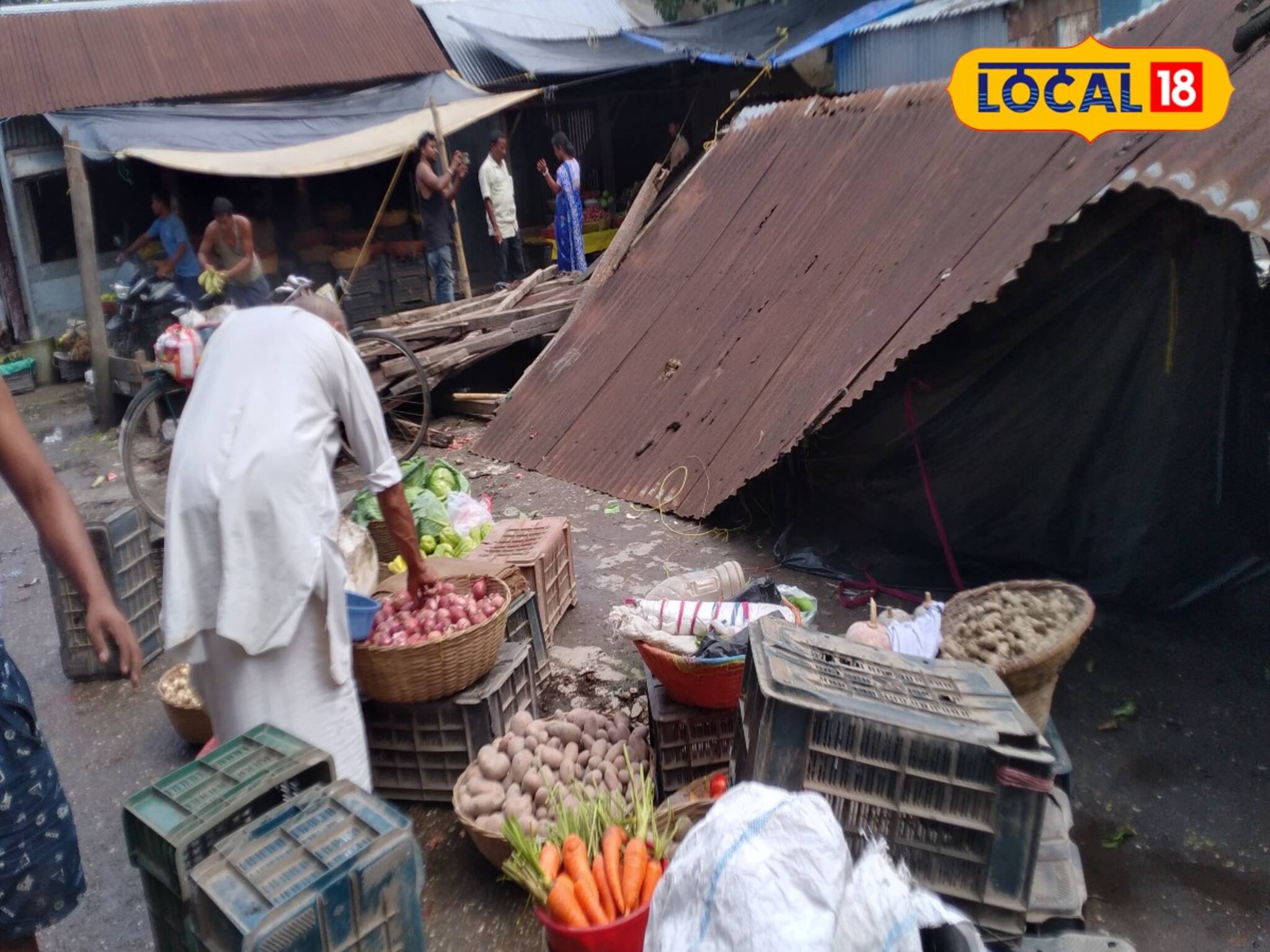 ভরা বাজারে সাংঘাতিক কাণ্ড! হুড়মুড়িয়ে ভেঙে পড়ল...