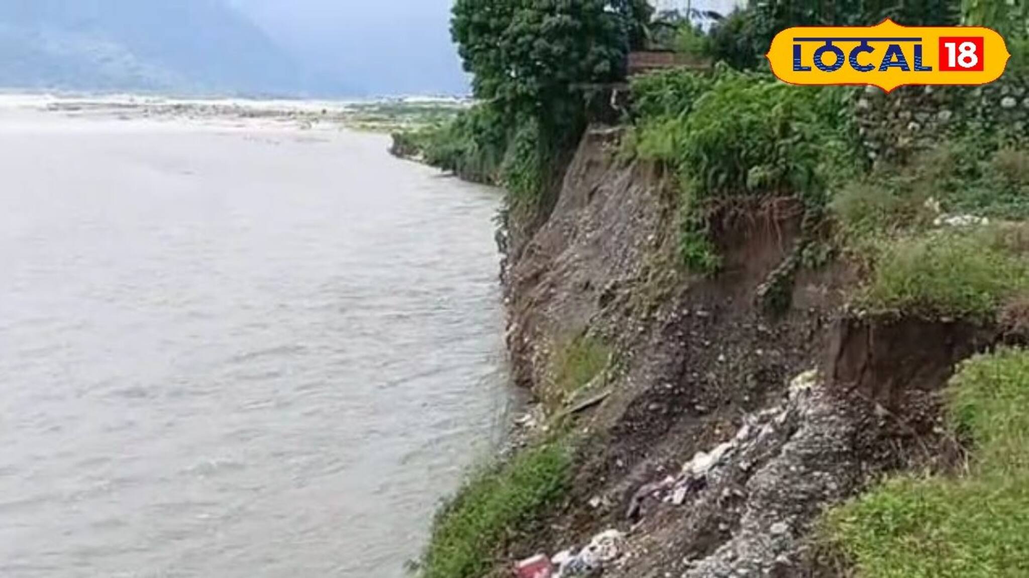 তোর্সা নদী গিলতে আসছে পাড়ের মানুষদের, জয়গাঁতে ভয়াবহ দৃশ্য