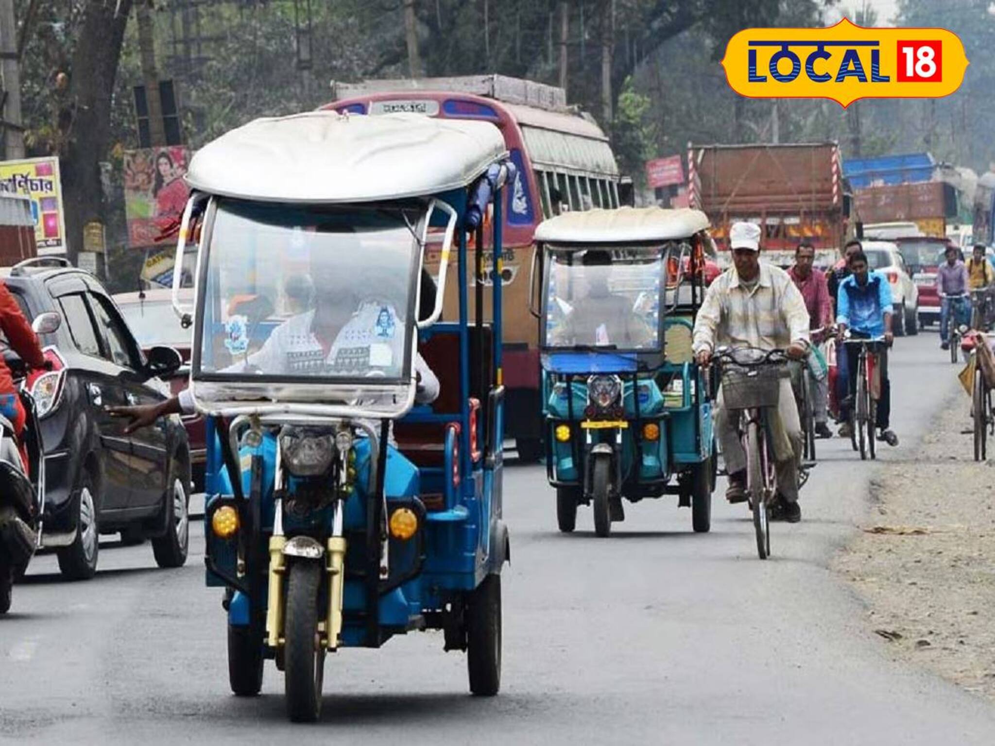 টোটো চালাতে পরিবহণ দফতরের বাধা! বড় দাবিতে পৌরসভার সামনে অবস্থান বিক্ষোভ চালকদের