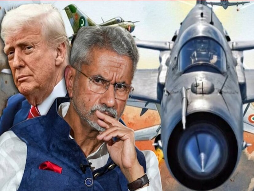 Story:-Anoop Kumar Mishra: আমেরিকা যে ভারতের পাশে নেই, অন্তত এখনও পর্যন্ত, তা এবার বেশ স্পষ্টভাবেই বোঝা গিয়েছে। চলতি বছরের এপ্রিলে ভারতের জম্মু ও কাশ্মীরের পহেলগাঁওতে সন্ত্রাসী হানা, প্রতিশোধে ভারতের অপারেশন সিঁদুর পরিচালনা এবং টানা কয়েক দিনের সংঘর্ষের পর পাকিস্তানের যুদ্ধবিরতির আবেদন স্বীকার- এই পুরো ভূরাজনৈতিক উত্তেজনার পটভূমিতে একটা বিষয় উঠে আসছিল বারে বারে, মার্কিন প্রেসিডেন্ট ডোনাল্ড ট্রাম্প দাবি করেছিলেন যে তাঁর মধ্যস্থতার জন্যই ভারত আর পাকিস্তানের সংঘর্ষ বন্ধ হয়েছে। নোবেল শান্তি পুরস্কারের দাবিও তুলেছিলেন তিনি। যদিও ভারত সেই সব বক্তব্য স্বীকার করেনি। বরং নরেন্দ্র মোদি সরকার প্রকাশ্যেই জানিয়েছিল যে এই দেশ কারও কাছে নতি স্বীকার করবে না। তার কিছু দিনের মধ্যেই মার্কিন প্রেসিডেন্টের শুল্ক নীতি যেন এক নতুন অহং-এর লড়াইয়ের জন্ম দিল।