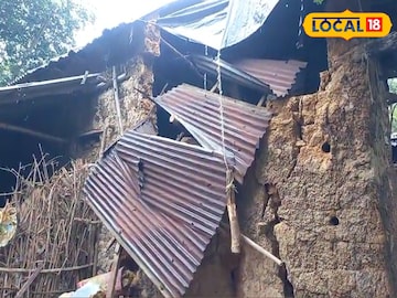 চোখের সামনে হুড়মুড়িয়ে ভেঙে পড়ল দোতলা মাটির বাড়ি! আবাস যোজনার তালিকায় থেকেও জোটেনি পাকা দেওয়াল, শাসক-বিরোধীর দায় ঠেলাঠেলি চোখের সামনে হুড়মুড়িয়ে ভেঙে পড়ল দোতলা মাটির বাড়ি! আবাস যোজনার তালিকায় থেকেও জোটেনি পাকা দেওয়াল, শাসক-বিরোধীর দায় ঠেলাঠেলি