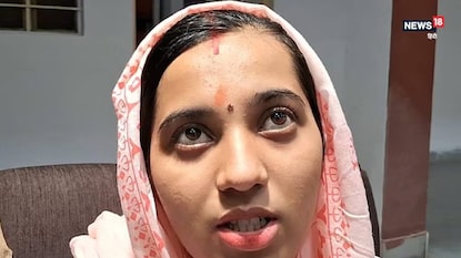 ট্রাকচালকের প্রেমে পড়ে ছেড়েছিলেন ঘর, পালিয়ে মন্দিরে বিয়েও করেছিলেন ! ট্রাকচালকের প্রেমে পড়ে ছেড়েছিলেন ঘর, পালিয়ে মন্দিরে বিয়েও করেছিলেন !