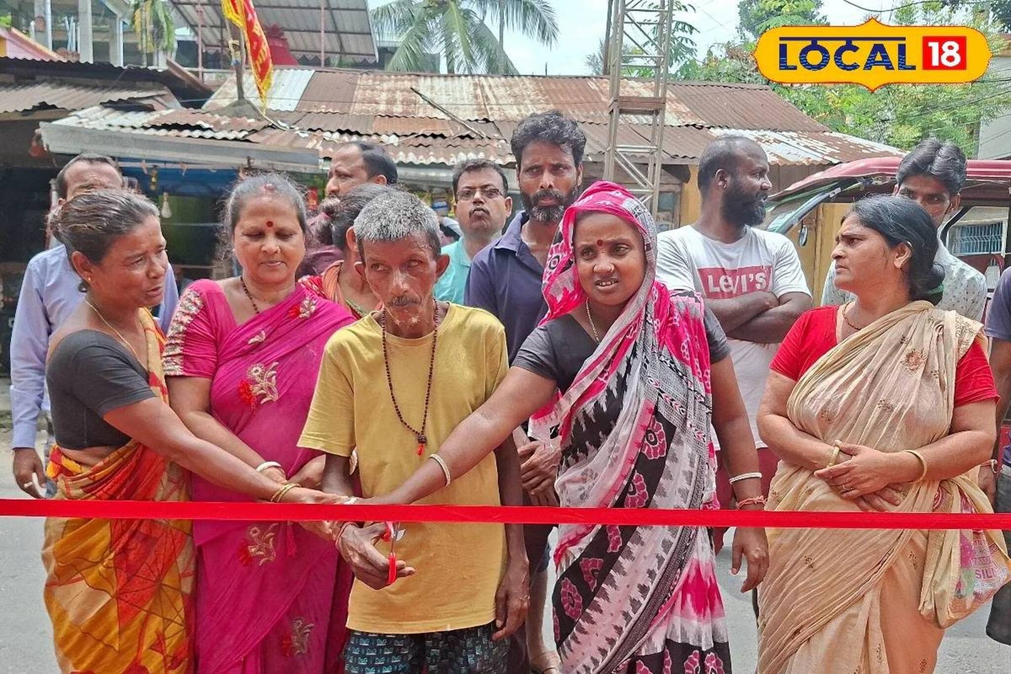 সাফাইকর্মীদের হাতে গণেশ পুজোর উদ্বোধন! তুলে দেওয়া হল মিষ্টি-বস্ত্র-প্রসাদ, ছবিতে দেখুন