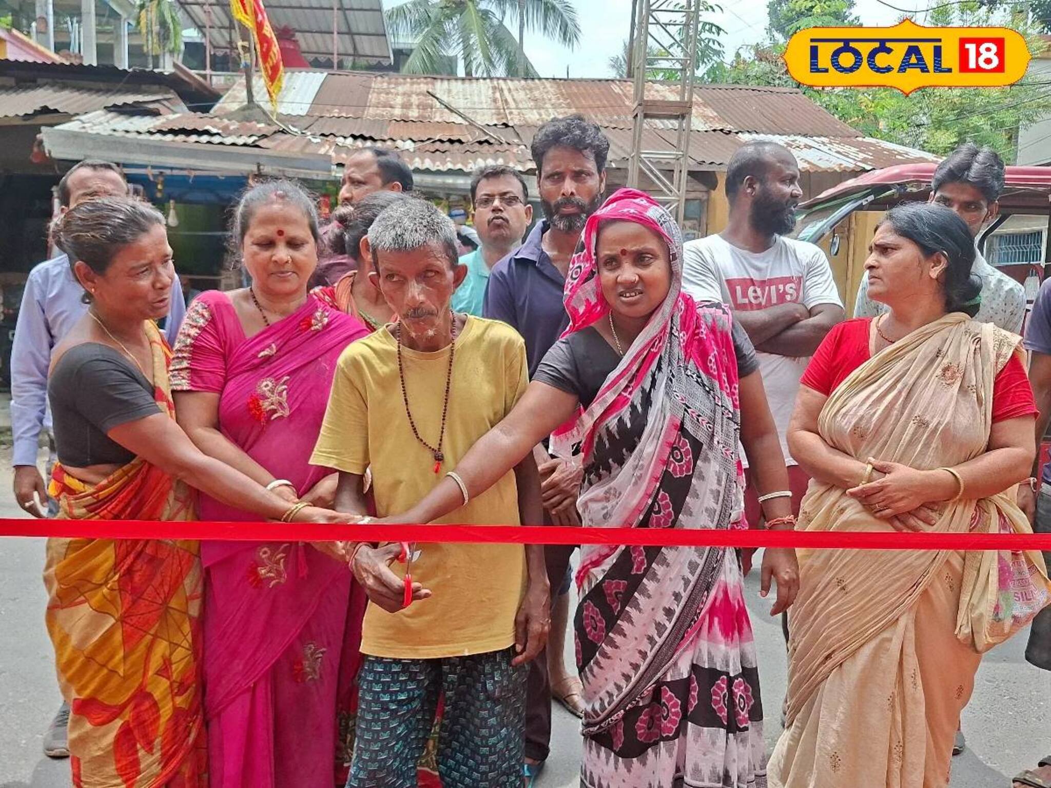 সাফাইকর্মীদের হাতে গণেশ পুজোর উদ্বোধন! তুলে দেওয়া হল মিষ্টি-বস্ত্র-প্রসাদ, ছবিতে দেখুন